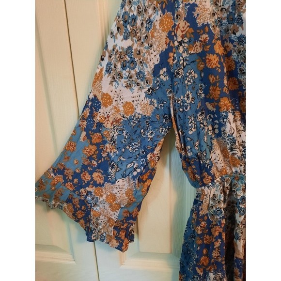 Womens M Medium Relaxed Floral Top Tiered Ruffle Bell Sleeve Blue Honeyme NWT - Picture 3 of 9